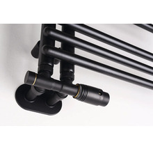 Černý termostatický ventil na koupelnovém radiátoru s vodorovnými kulatými trubkami.