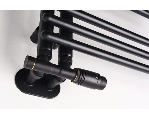 Černý termostatický ventil na koupelnovém radiátoru s vodorovnými kulatými trubkami.