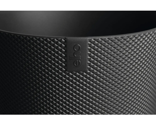 Detailní pohled na květináč s kosočtvercovým povrchem a logem Elho.