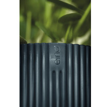 Detailní pohled na květináč s logem Elho a žebrovanou texturou.