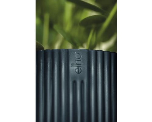 Detailní pohled na květináč s logem Elho a žebrovanou texturou.