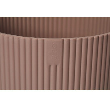 Detailní pohled na žebrovaný květináč