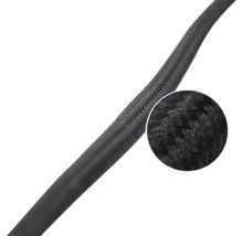 Černý textilní kabel s detailním záběrem struktury tkaniny