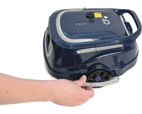 Detailní záběr robotické sekačky s rukou připevňující ochranné zařízení.