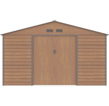 Kovový zahradní domek ve vzhledu dřeva se sedlovou střechou a dvojitými posuvnými dveřmi.