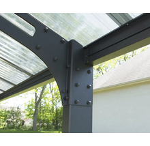 Detailní pohled na altán s kovovým rámem a průhlednou střechou