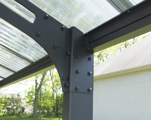 Detailní pohled na altán s kovovým rámem a průhlednou střechou