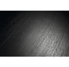 Detailni zaber strukturovaneho povrchu s texturou dreva v cerne barve.