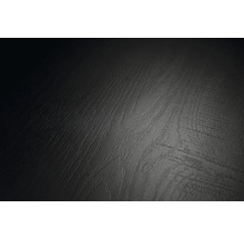 Detailní záběr povrchu s tmavou strukturou dřeva a znatelnou kresbou.