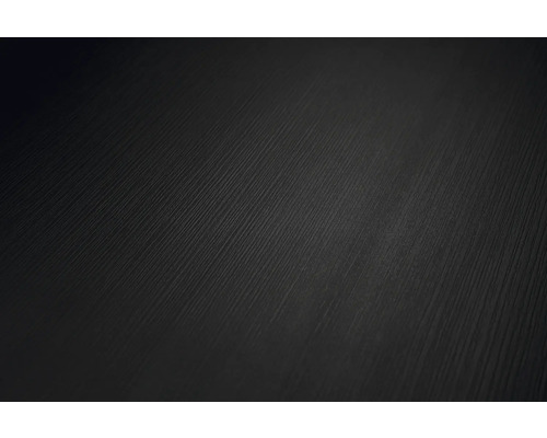 Detailní záběr na černý povrch s jemnou, lineární strukturou dřeva.