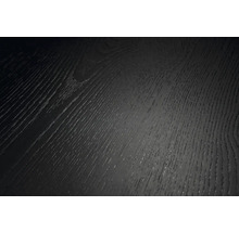 Detailní záběr na tmavý dřevěný povrch s výraznou texturou a kresbou dřeva.