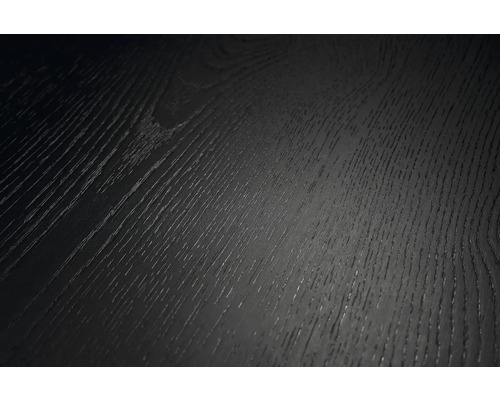 Detailní záběr na tmavý dřevěný povrch s výraznou texturou a kresbou dřeva.