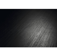 Tmavý strukturovaný povrch ve vzhledu dřeva, detailní záběr laminátové lamely nebo podlahové krytiny.