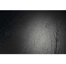 Detailní záběr tmavého povrchu podlahy v dekoru dřeva s výraznou strukturou a suky.