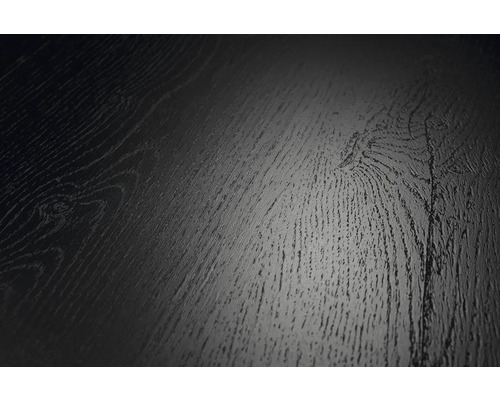 Detailní záběr tmavého povrchu podlahy v dekoru dřeva s výraznou strukturou a suky.