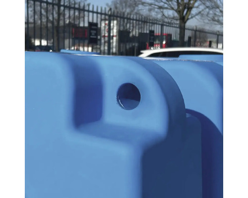 Detailní záběr kulatého otvoru na modrém plastovém prvku.
