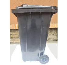 Plastová popelnice s víkem a kolečky.