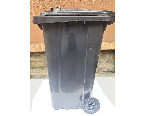 Plastová popelnice s víkem a kolečky.