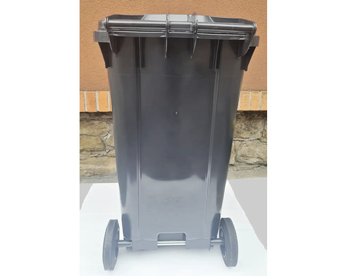 Černá plastová popelnice se dvěma kolečky a víkem.