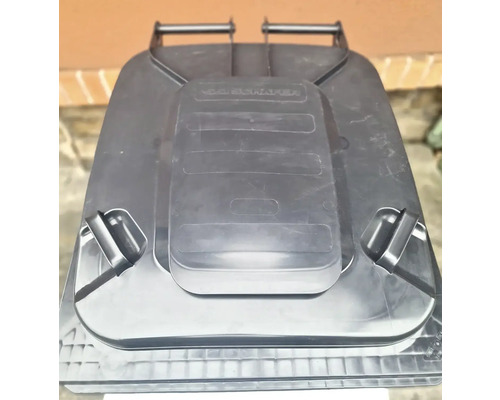 Víko na popelnice z plastu od SSI Schäfer s integrovanými madly.