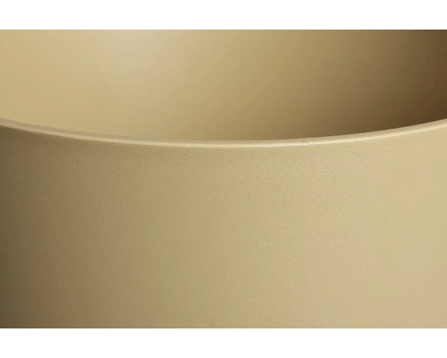 Detailní pohled na matný, strukturovaný povrch a zaoblenou hranu květináče.