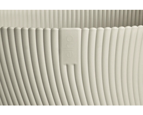 Detailní pohled na vroubkovaný květináč s Elho Logo.