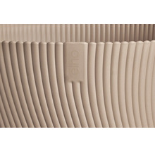 Detailní pohled na plastový květináč s vertikálně žebrovanou strukturou a Elho Logo.