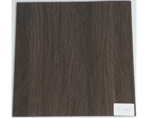 Čtvercová dlaždice v dekoru tmavého dřeva se strukturou chevron.