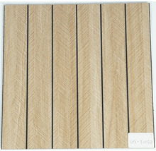 Akustický nástěnný panel s dekorem dřeva, svislými lamelami, černými drážkami a diagonální strukturou dřeva.