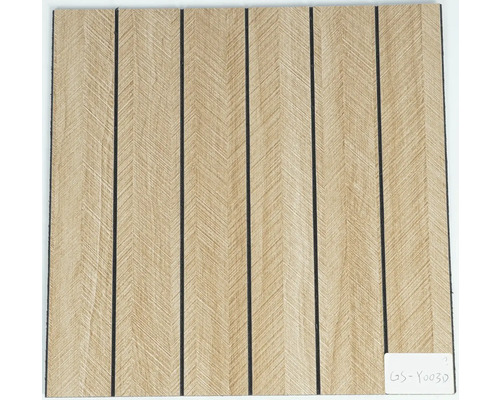 Akustický nástěnný panel s dekorem dřeva, svislými lamelami, černými drážkami a diagonální strukturou dřeva.