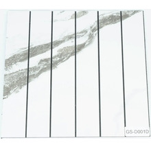 Nástěnný panel ve vzhledu mramoru se svislými lamelami a šedým žilkováním.