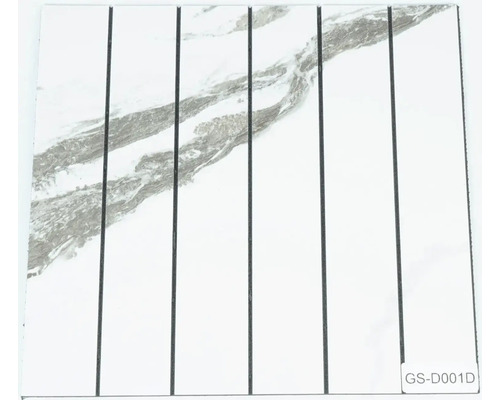 Nástěnný panel ve vzhledu mramoru se svislými lamelami a šedým žilkováním.