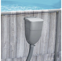 Plastový závěsný skimmer pro bazény s hadicovou přípojkou, namontovaný na stěně bazénu s dekorem dřeva.