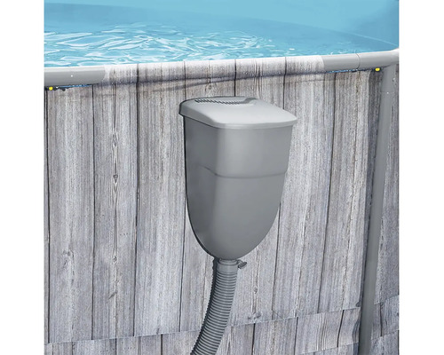 Plastový závěsný skimmer pro bazény s hadicovou přípojkou, namontovaný na stěně bazénu s dekorem dřeva.