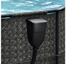 Závěsný hladinový sběrač v černé barvě pro bazén, namontovaný na stěně bazénu s ratanovým vzhledem.