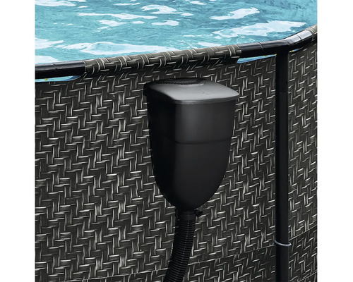 Závěsný hladinový sběrač v černé barvě pro bazén, namontovaný na stěně bazénu s ratanovým vzhledem.