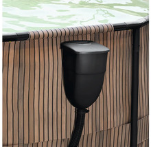 Černý závěsný skimmer pro bazén, připevněný k okraji nadzemního bazénu s dekorem dřeva.