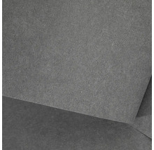 Detailní pohled na tmavě šedou dlaždici z jemné kameniny s jemně strukturovaným, matným povrchem.