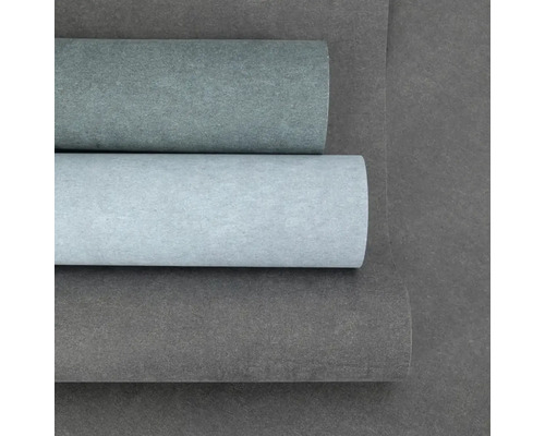 Vliesová tapeta ve vzhledu betonu se strukturovaným povrchem, tři role v různých odstínech šedé.