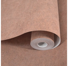 Vliesová tapeta s jemnou texturou a metalickým efektem ve vzhledu mědi.