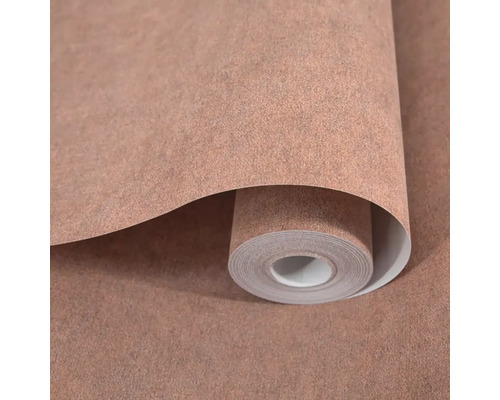 Vliesová tapeta s jemnou texturou a metalickým efektem ve vzhledu mědi.