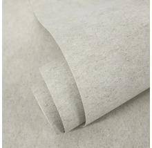 Detailní záběr na srolovanou vliesovou tapetu se strukturovaným povrchem pro úpravu stěn.