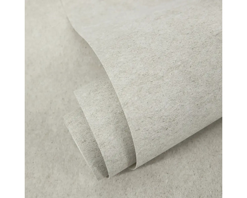 Detailní záběr na srolovanou vliesovou tapetu se strukturovaným povrchem pro úpravu stěn.