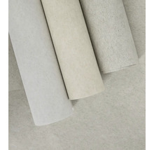 Tři role strukturované tapety s kropenatým povrchem.