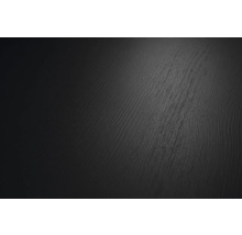 Detailní záběr tmavého povrchu s jemnou texturou dřeva.