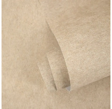 Strukturovaná vliesová tapeta v béžové barvě s efektem betonu, mírně srolovaná.