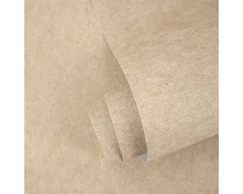 Strukturovaná vliesová tapeta v béžové barvě s efektem betonu, mírně srolovaná.