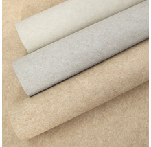 Tři role strukturované netkané textilie v béžové, šedé a krémově bílé barvě.