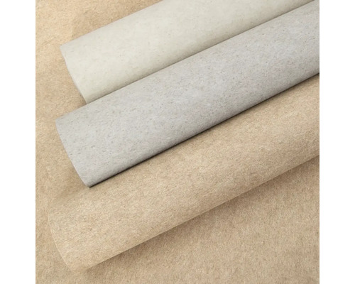 Tři role strukturované netkané textilie v béžové, šedé a krémově bílé barvě.