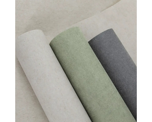 Tři role strukturované tapety v různých barvách vedle sebe.